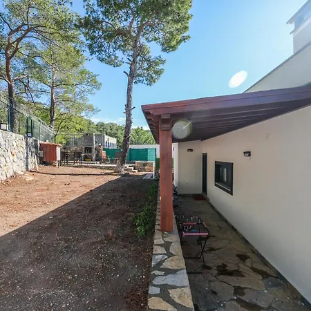 Kizilagacta Oezel Havuzlu Genis Bahceli Lueks Holiday home *