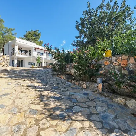 Kızılağaçta özel Havuzlu Geniş Bahçeli Lüks *