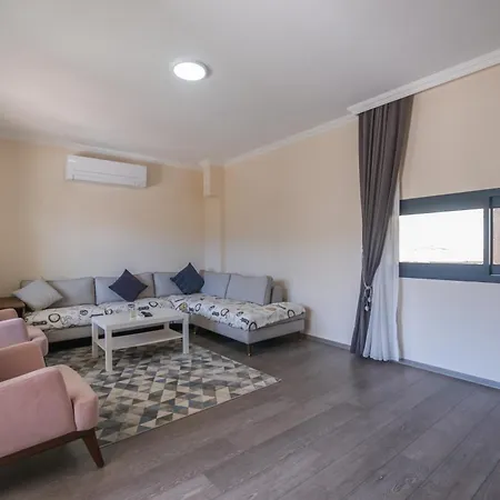 Kizilagacta Oezel Havuzlu Genis Bahceli Lueks Casa de Férias