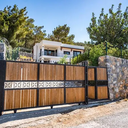 Kızılağaçta özel Havuzlu Geniş Bahçeli Lüks Bodrum