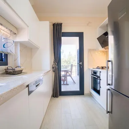 Kızılağaçta özel Havuzlu Geniş Bahçeli Lüks *