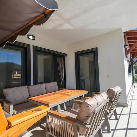 Kızılağaçta özel Havuzlu Geniş Bahçeli Lüks